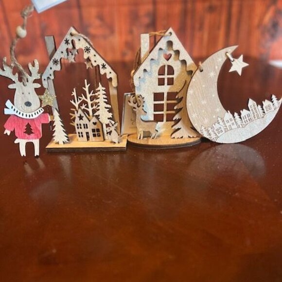 Rustic Wooden Christmas Decorations Set Of 4 With Reindeer & Snowy Village Scene - Picture 1 of 8